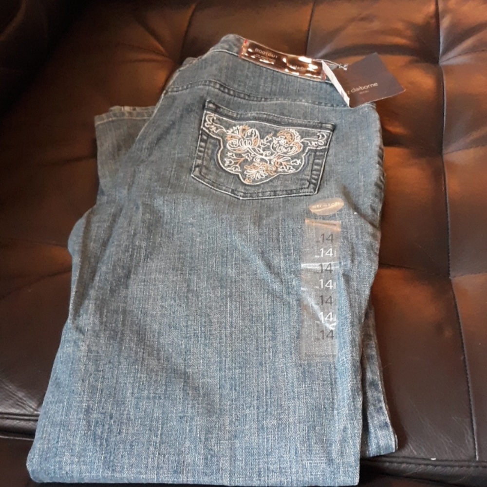 Liz Claiborne bootcut Jeans. Nwt. 14P